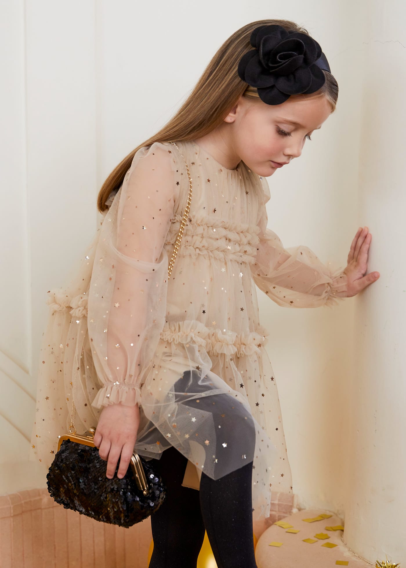 Niña con bolso sale