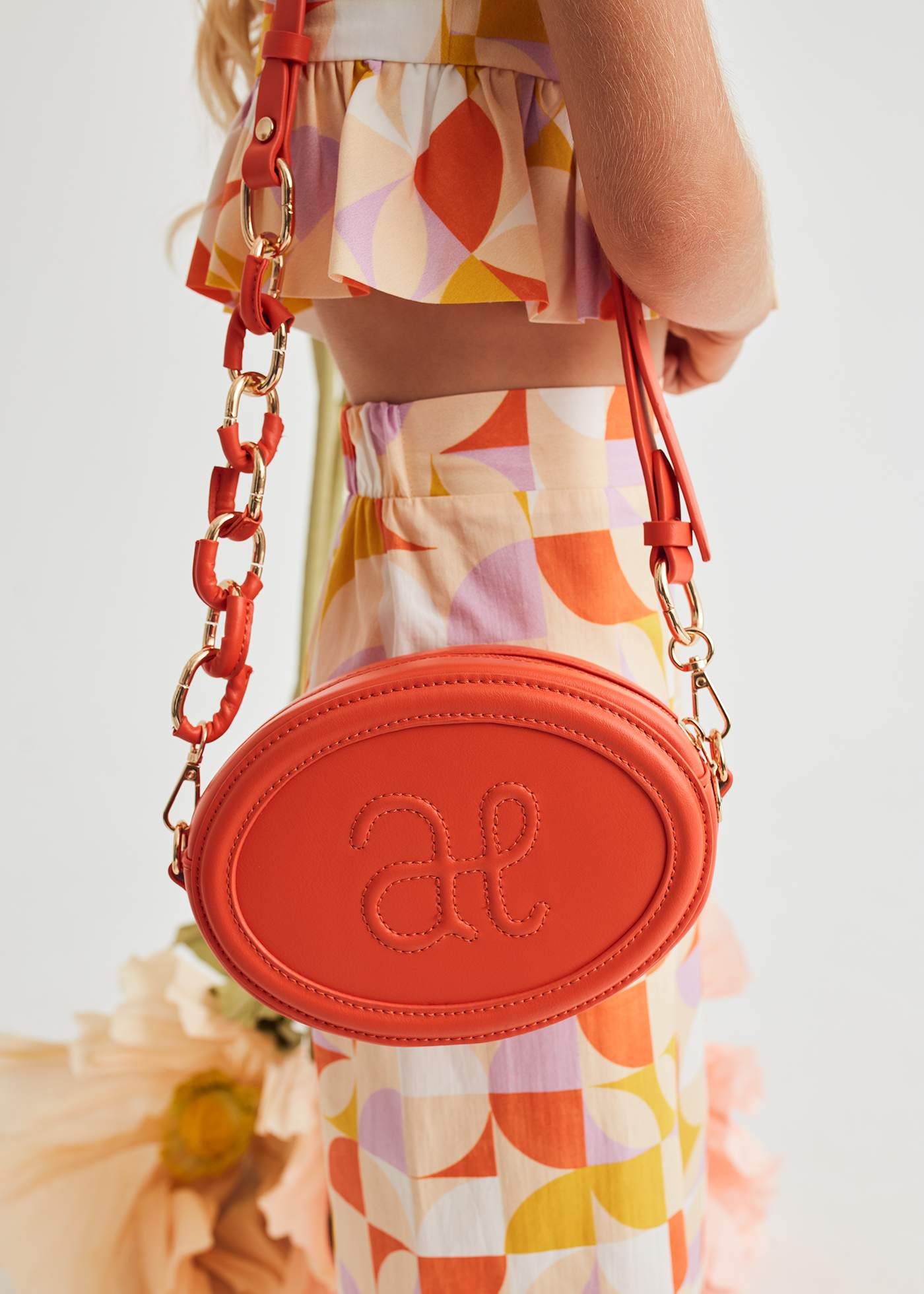 Girl logo chain bag