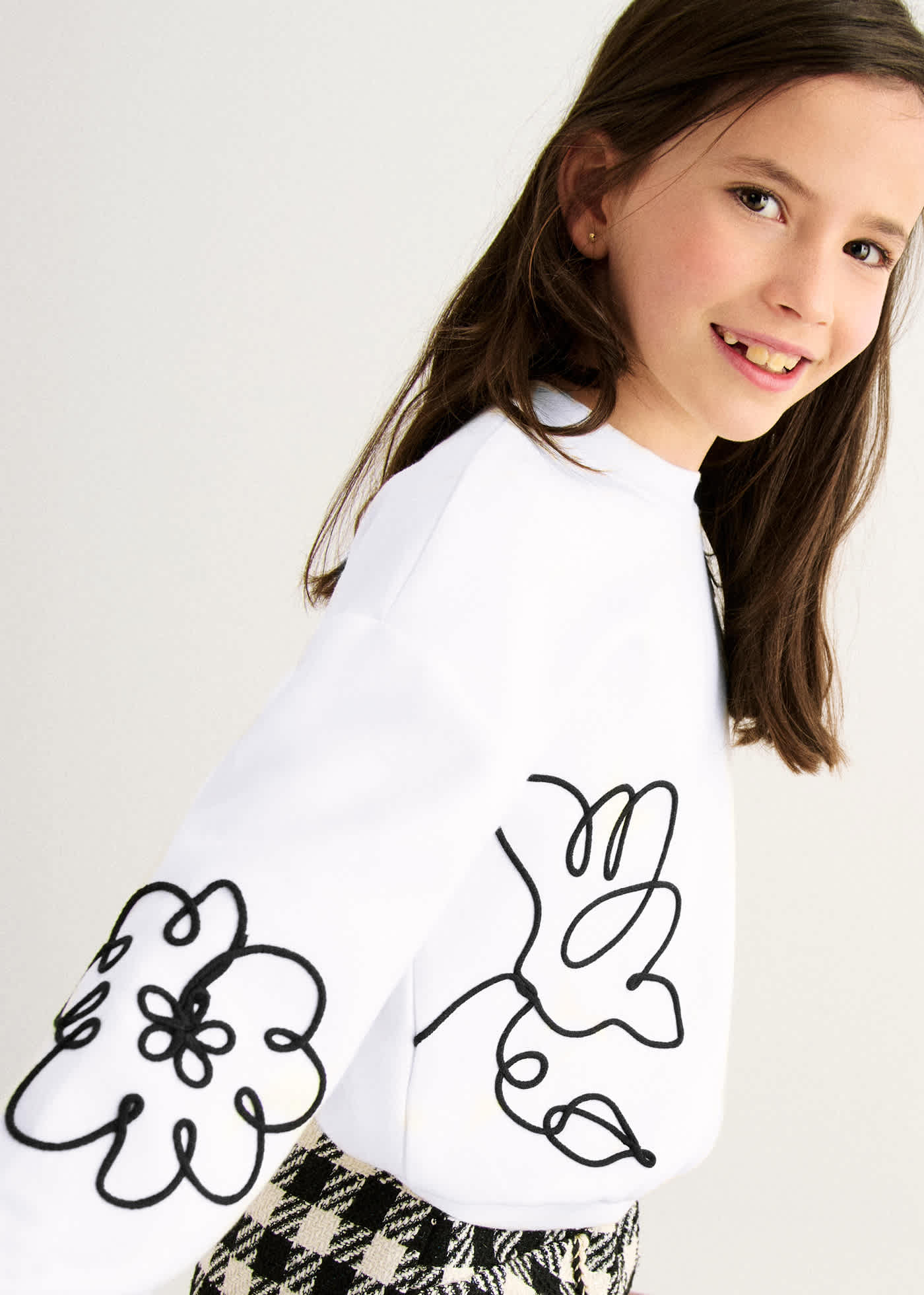 Sudadera bordados niña
