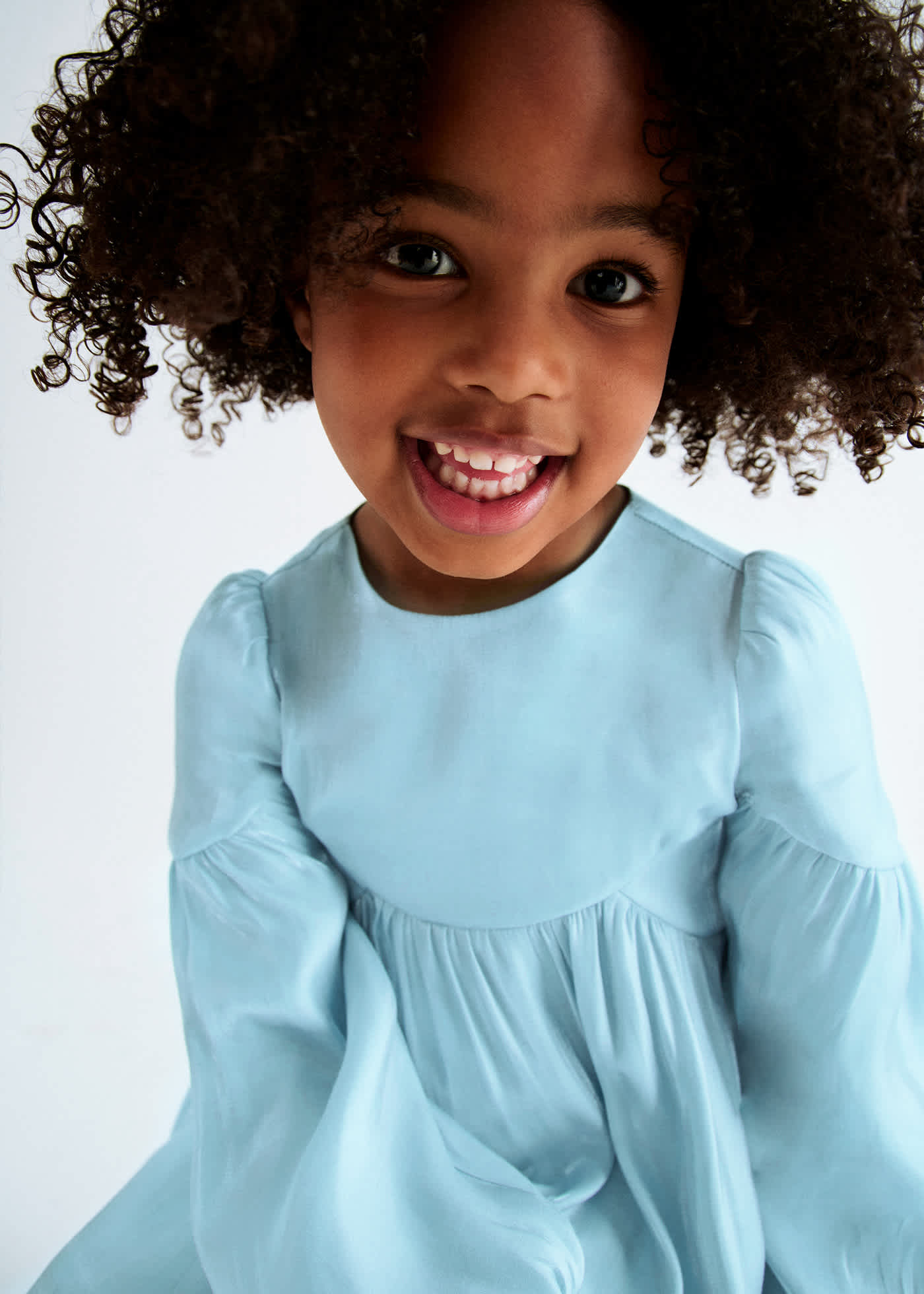 Vestido satinado brillo niña