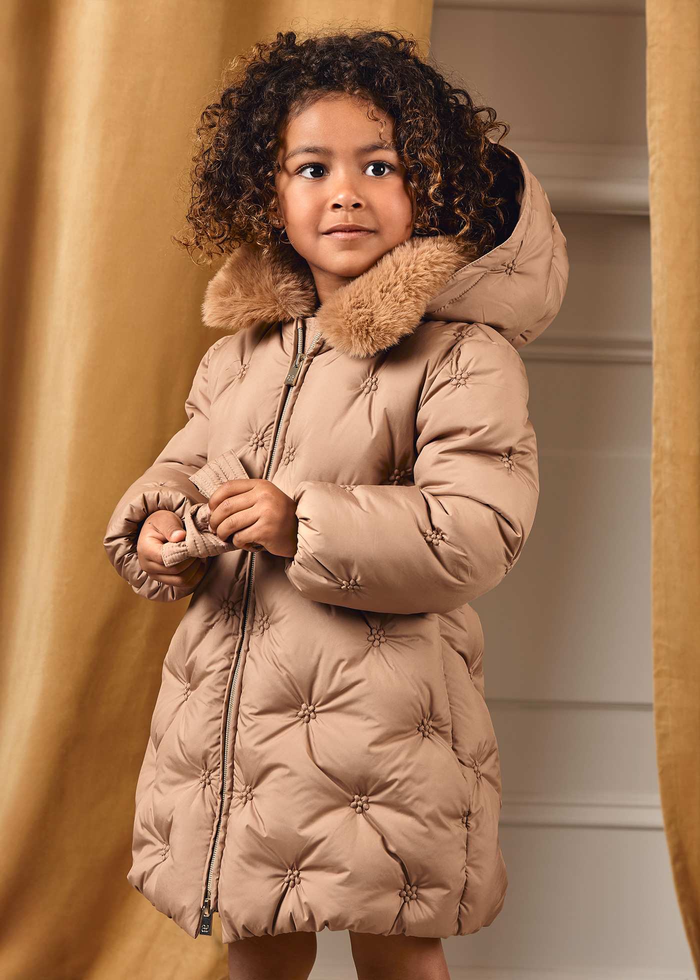 Chaquetón bordado acolchado niña