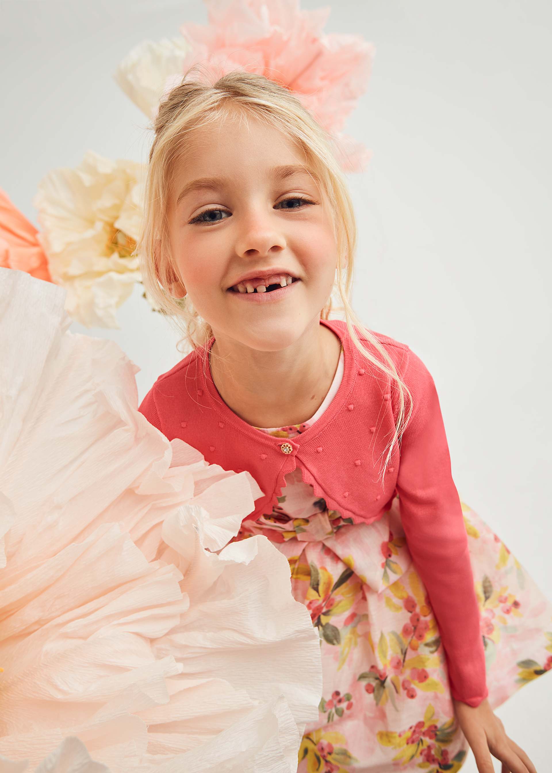 Trykotowy sweterek dla dziewczynki