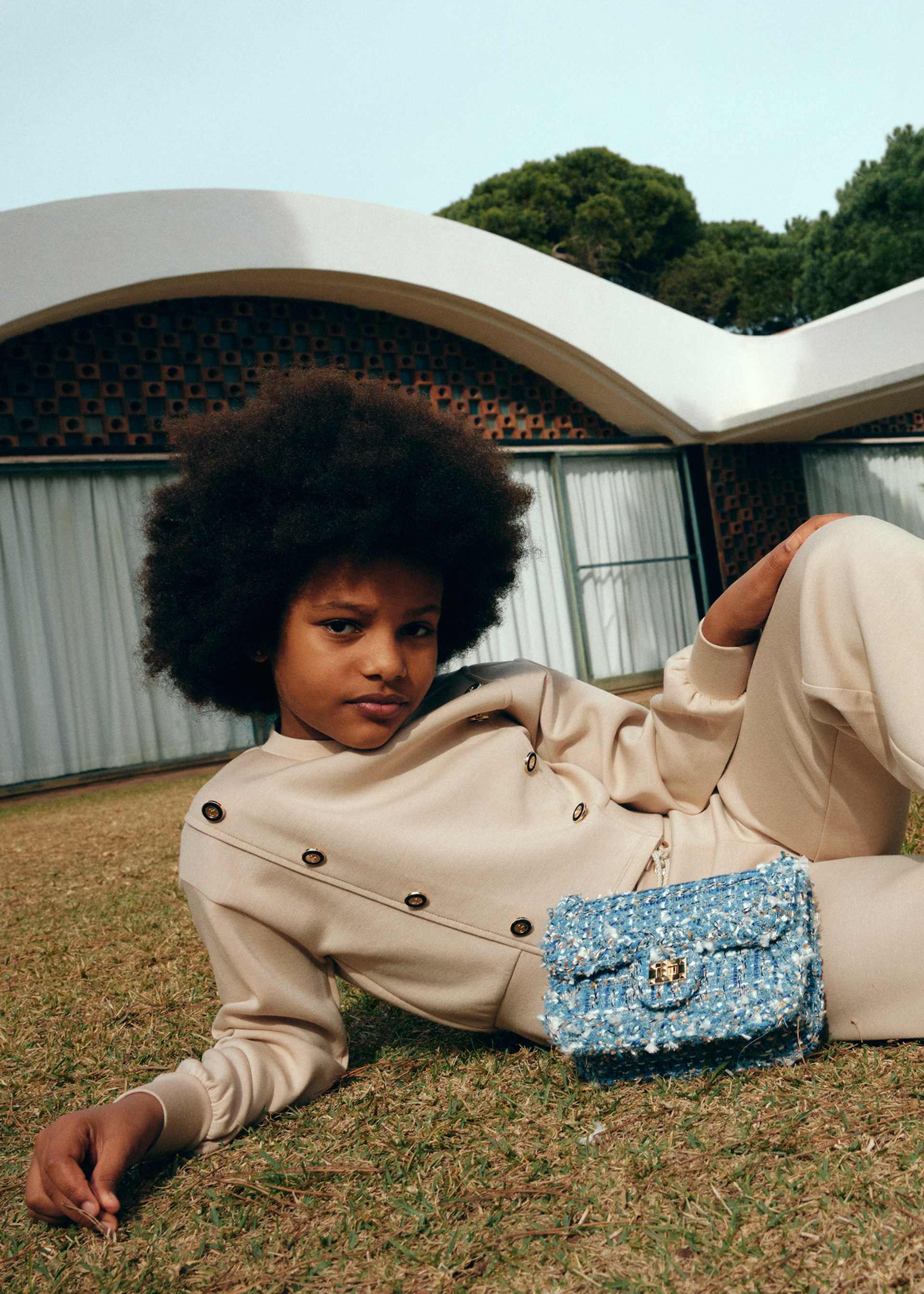 Set banda in contrast fetita