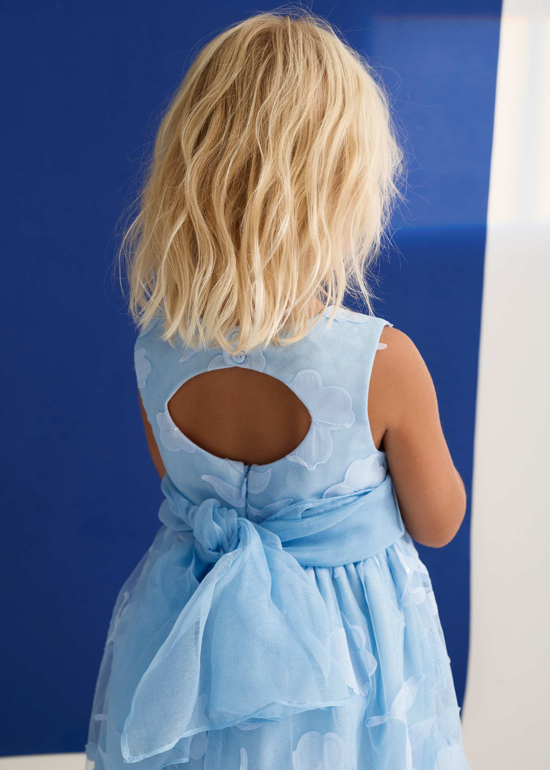 Vestido flores recortadas menina