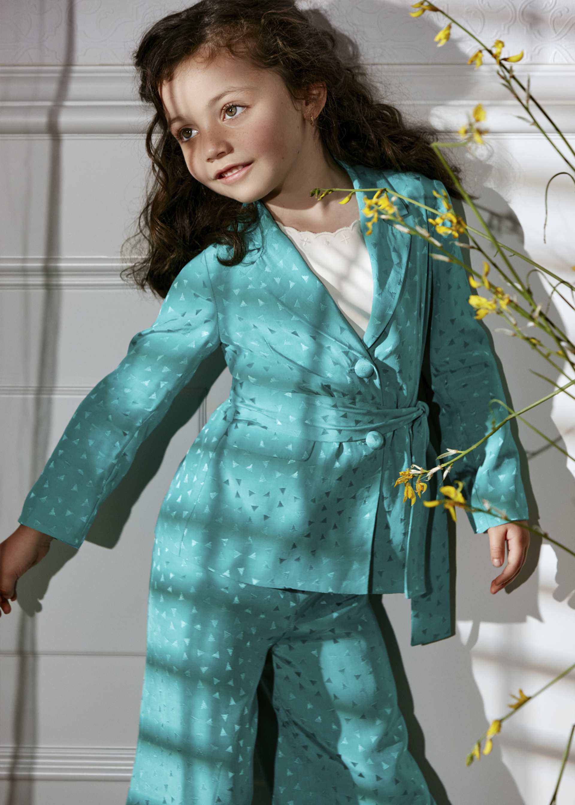 Flowing jacquard suit for girls