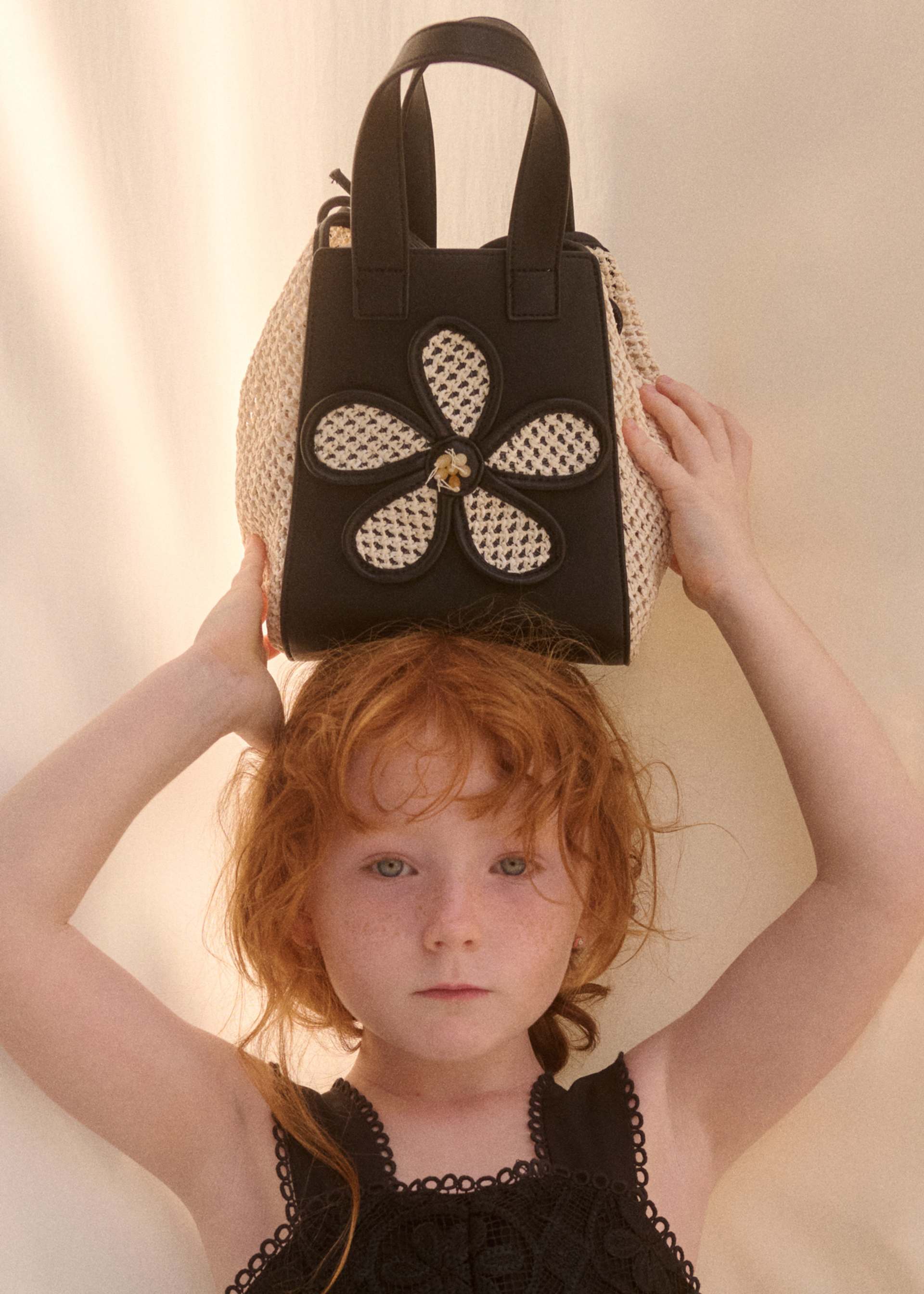 Bolso rafia detalle flor niña