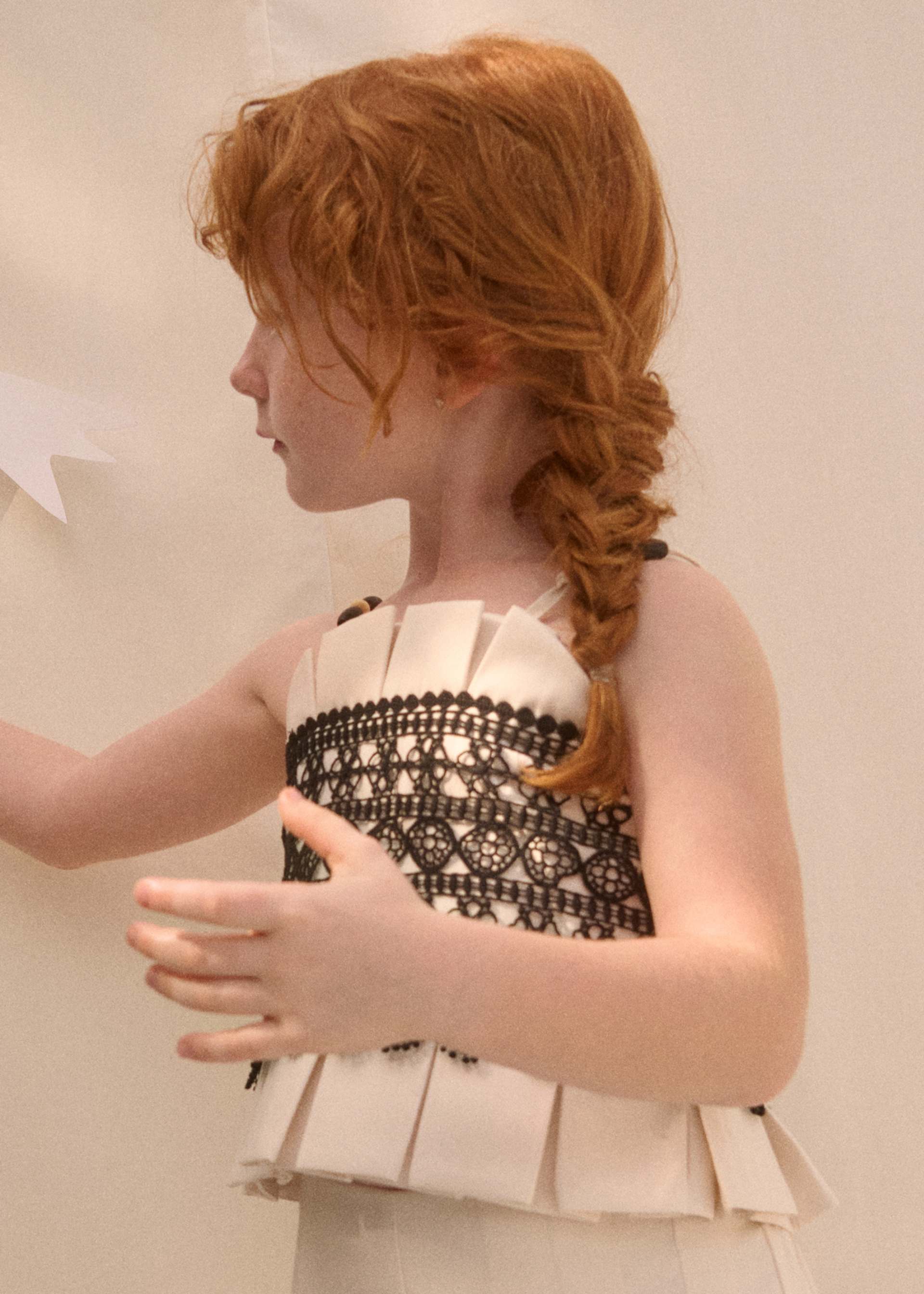 Top na ramiączkach łączony z gipiury dla dziewczynki